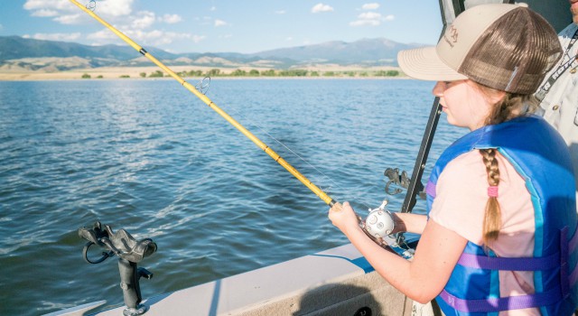 6-Girl-fishing-on-a-boat640.jpg