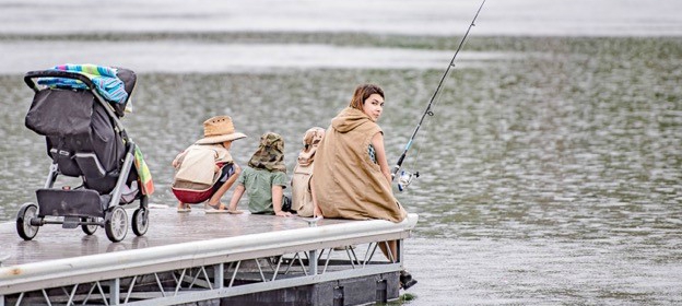 5-mom-and-kids-fishing.jpg