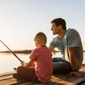 padre-e-hijo-pescando-en-muelle