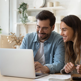 couple on a virtual boat show