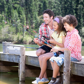 familia pescando 