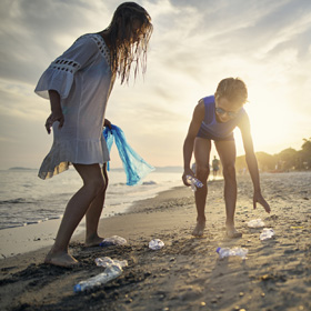 beach trash pick up